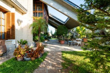 Una casa de los años 80 con gran jardín en Santa Eufemia, frente a IKEA, a 10' de Sevilla