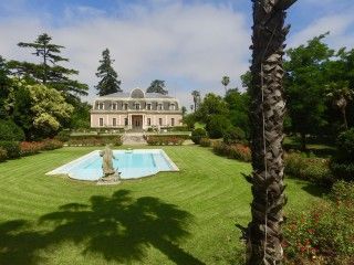 A XIX th C palace with a large botanical garden of centenary trees and equestrian facilities between Madrid and Lisbon