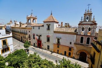Casa del SXVIII totalmente restaurada frente a la iglesia de Santa María la Blanca en Sevilla