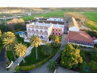 An original hacienda perfect for celebrating events and for horse breeding