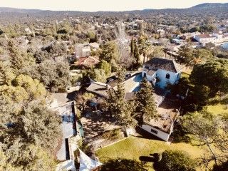 Una agradable casa con gran parcela de 2 has. en la Ctra. de Aracena a media hora de Sevilla
