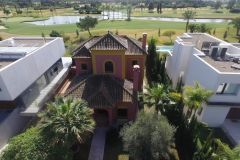 casas de lujo al lado de un campo de golf en sevilla